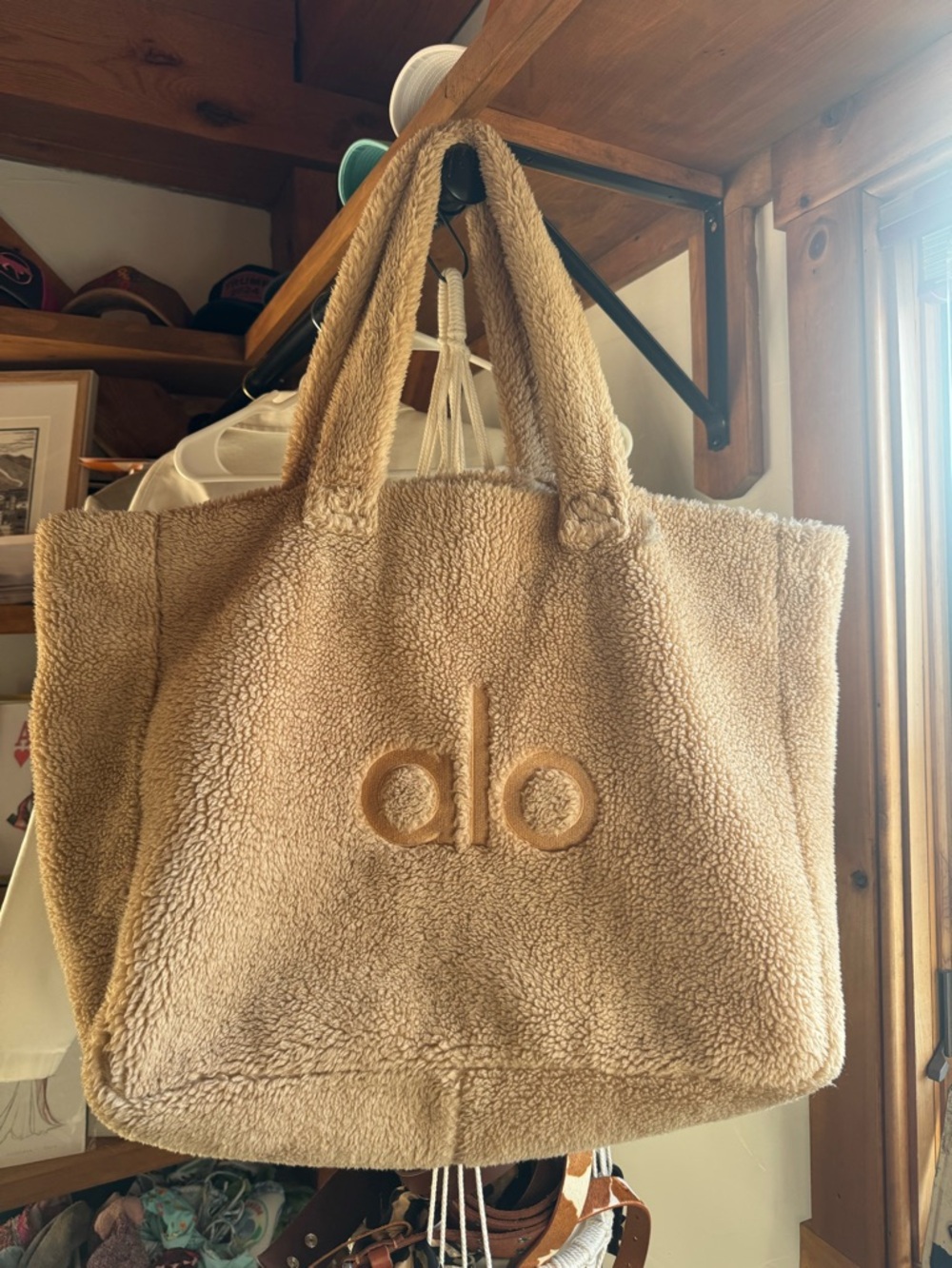 Alo Foxy Sherpa tote: Plush Tote Bag in Beige - Soft Sherpa Shoulder Tote - Picture 2 of 3